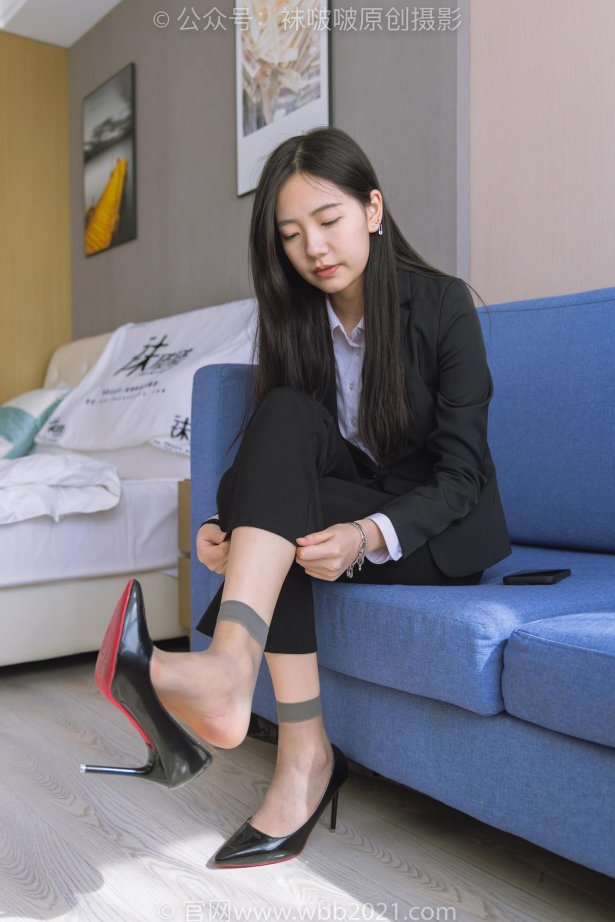 [BoBoSocks袜啵啵]NO.245 小甜豆-高跟鞋、短灰丝、半蹲镜头较多 [300P/1V/8.48GB]-萌图网