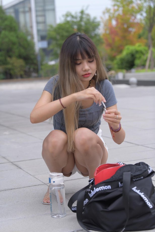 精选街拍作品 NO.2418 一始街拍作品 - 白色热裤长腿女孩[640P/784MB]-萌图网