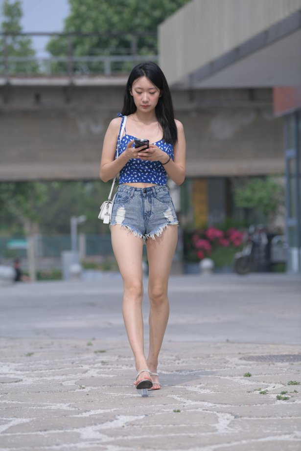 精选街拍作品 NO.2572 红石专区 – 牛仔热裤美女 1 [105P/82M]-萌图网