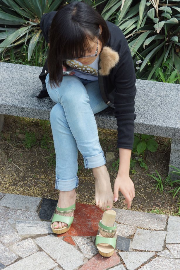 自由摄影 No.089 石凳上按摩玉足 [55P/202MB]-萌图网