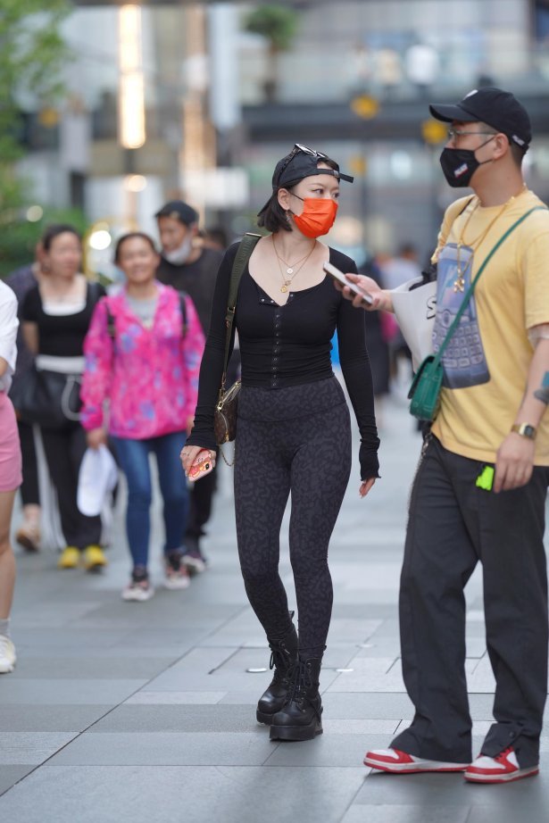 精选街拍作品 NO.3801 黑色蟒纹紧身裤[73P/158MB]-萌图网