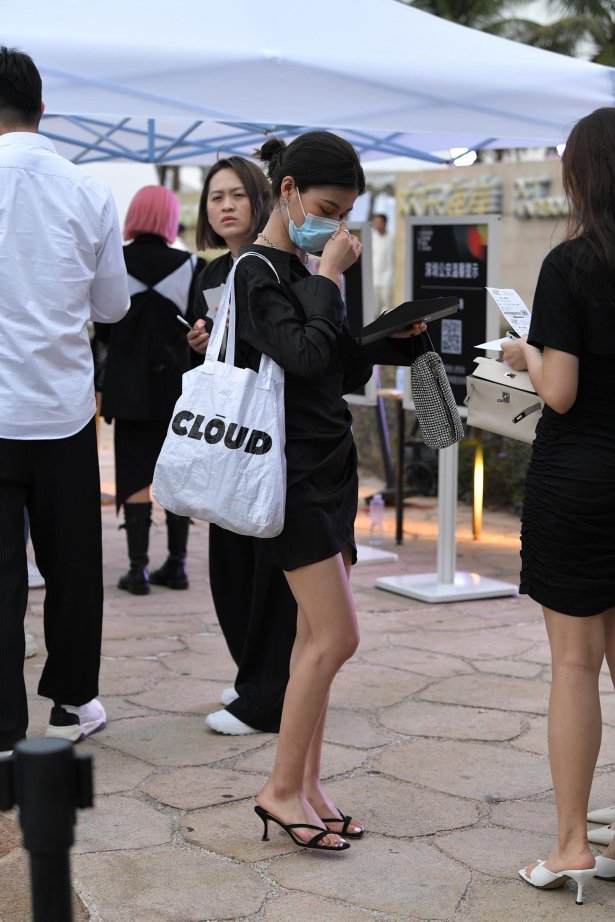 精选街拍作品 NO.4371 优雅黑色裙装[95P/400MB]-萌图网