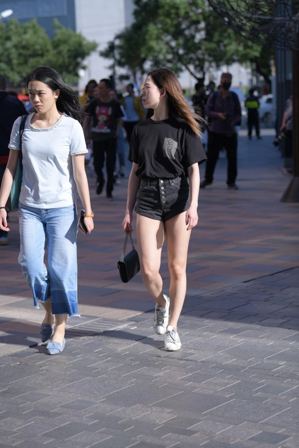 精选街拍作品 NO.5092 牛仔热裤美腿[44P/101MB]-萌图网