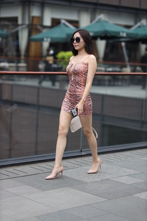 精选街拍作品 NO.5108 蟒纹吊带裙[94P/122MB]-萌图网