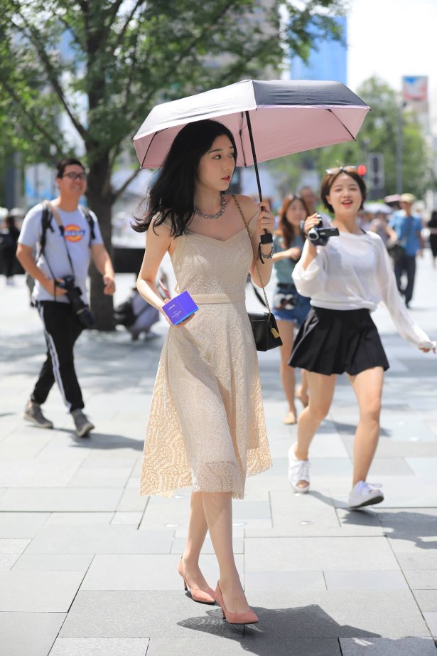 精选街拍作品 NO.5252 米色吊带裙女神[44P/61MB]-萌图网