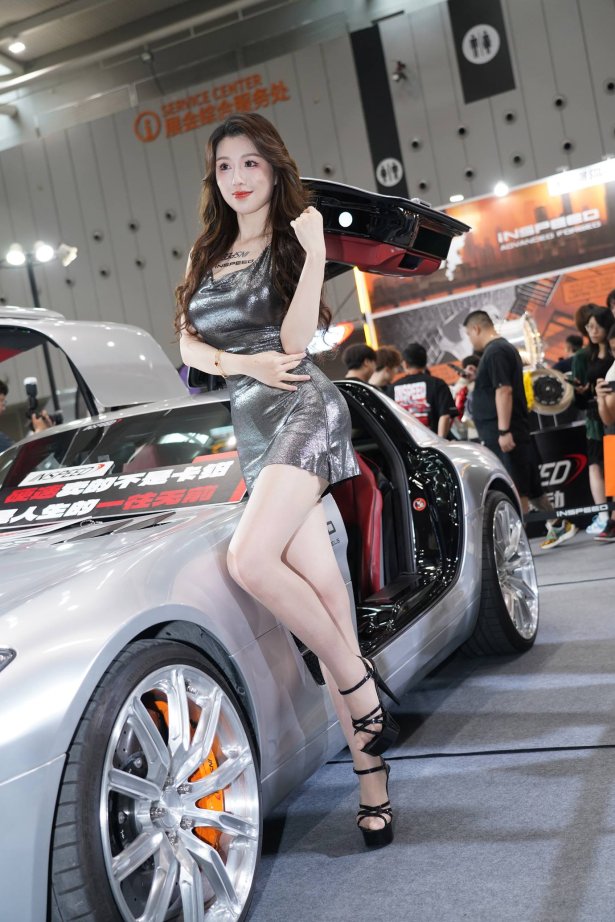 精选街拍作品 NO.5280 闪亮银色短裙[98P/228MB]-萌图网