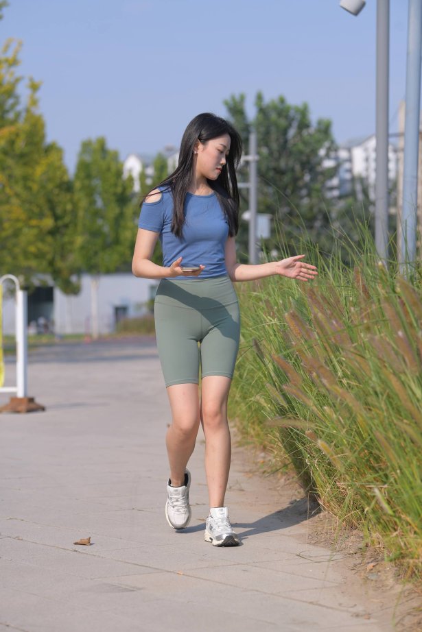 精选街拍作品 NO.5256 一始街拍作品 - 绿色瑜伽短裤美女[402P/729MB]-萌图网