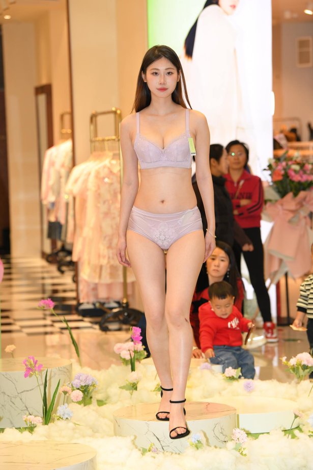 精选街拍作品 NO.5409 内衣展16[134P/276MB]-萌图网